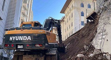 İstinat duvarı çöken sitedeki 4 dairede hasar oluştu