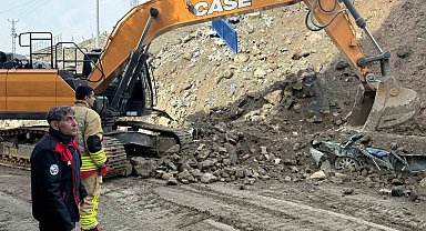 İstinat duvarının altında kalan araçlar demir yığını haline geldi