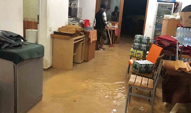 İşyerine su basan esnaf Datça Belediyesi'ne tepki gösterdi