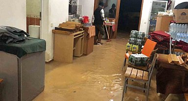 İşyerine su basan esnaf Datça Belediyesi'ne tepki gösterdi