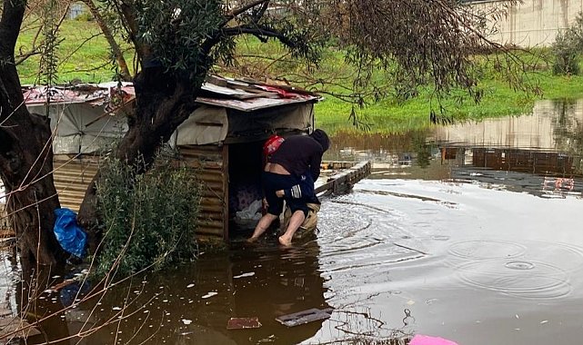 İtfaiye eri vatandaşı sırtında taşıdı