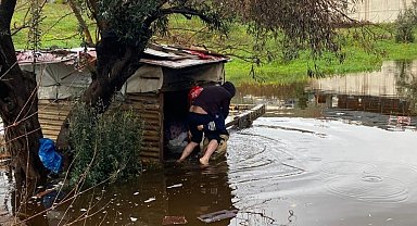 İtfaiye eri vatandaşı sırtında taşıdı