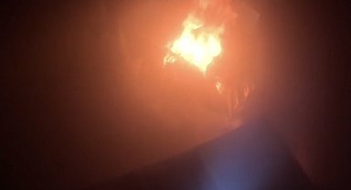 İtfaiye erlerinin ateşe verilen evi söndürme anları kask kamerasında