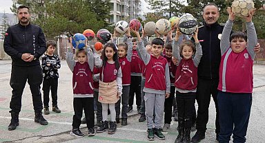 İtfaiyeden çocukları sevindiren müdahale