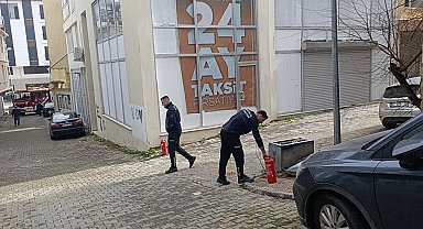 İtfaiyeye park engeli: İtfaiye erleri yangına tüplerle koşarak müdahale etti