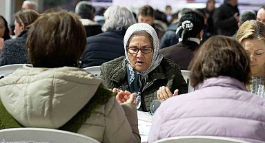 İzmir Büyükşehir Belediyesi ilk iftar sofrasını Gaziemir'de kurdu