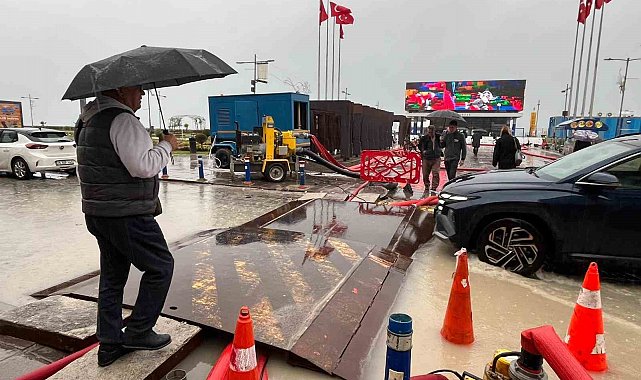 İzmir'de 'Venedik'i andıran manzaralar oluştu