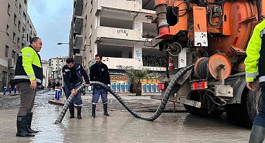 İzmir'de 50 yılda bir görülen meteorolojik tablo: Dalgalar 1 metreye ulaştı