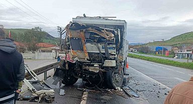 İzmir'de belediye kamyonuna arkadan çarpan sürücü hayatını kaybetti