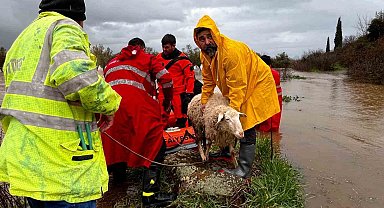 İzmir'de ekiplerin yağış seferberliği sürüyor