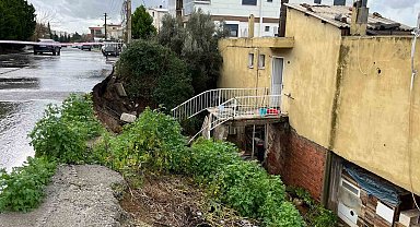 İzmir'de evin istinat duvarı çöktü: 3 kişi tahliye edildi