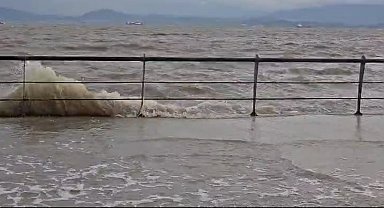 İzmir'de fırtına: Dikili'de deniz seviyesi yükseldi