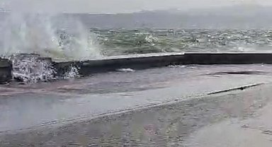 İzmir'de fırtınada sahil şeridindeki yollar sular altında kaldı