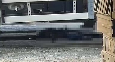 İzmir'de geri manevra yapan tırın altında kalan şoför hayatını kaybetti