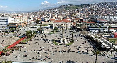 İzmir'de güneşli havayı gören vatandaşlar sahile akın etti