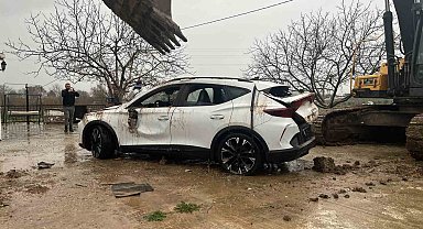 İzmir'de otomobil dereye uçtu: 2 kız kardeş hayatını kaybetti