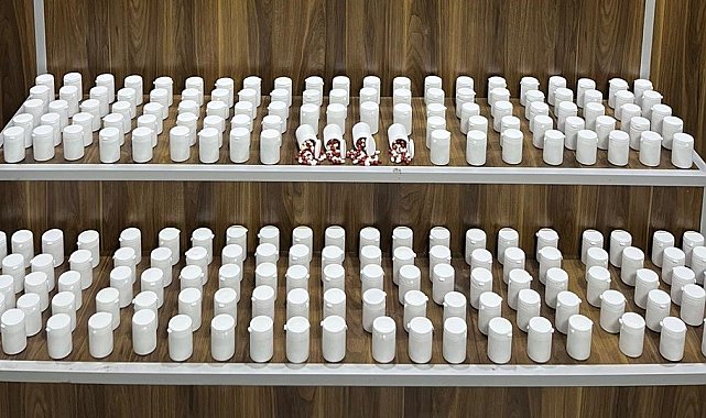 İzmir'de polisten kaçan araçlardan binlerce uyuşturucu hap çıktı