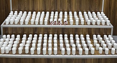 İzmir'de polisten kaçan araçlardan binlerce uyuşturucu hap çıktı