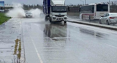 İzmir'de sağanak etkili oldu: Yollar göle döndü, trafik kilitlendi