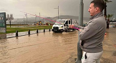İzmir'de sağanak hayatı felç etti: Kordon göle döndü, vatandaş oltayla tepki gösterdi