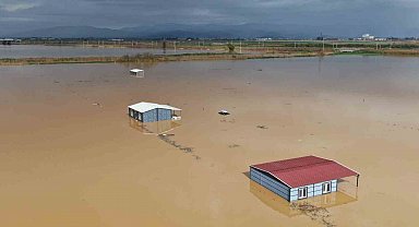 İzmir'de sağanak ovayı göle çevirdi