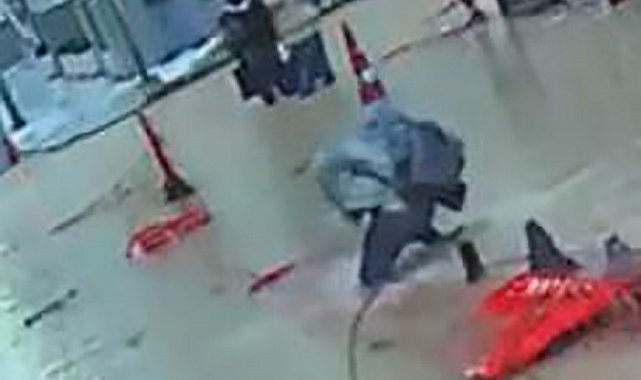 İzmir'de sağanak ve fırtına: Caddeler göle döndü, zor anlar kameraya yansıdı