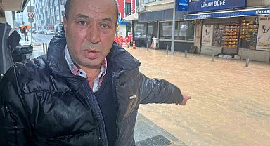 İzmir'de sağanak yağış: Bazı cadde ve sokaklar göle döndü, ekipler su tahliye çalışmaları yürüttü