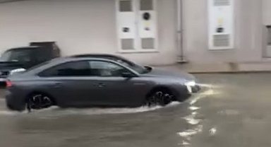 İzmir'de sağanak yağış hayatı olumsuz etkiledi