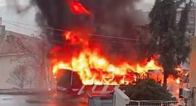 İzmir'de seyir halindeki ESHOT otobüsü alev alev yandı