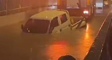 İzmir'de suyla dolan alt geçitte mahsur kalan sürücü hayatını kaybetti