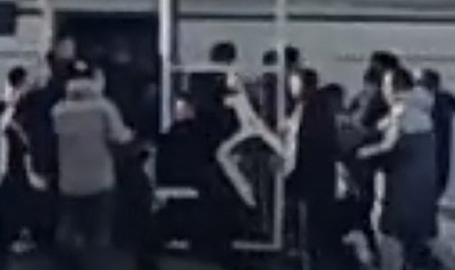 İzmir'de U18 maçında saha karıştı: Sandalyeler havada uçuştu