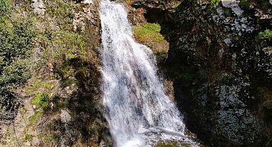 İzmir'de yağışların ardından Sancaklı Şelalesi coştu