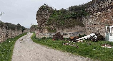 İznik'te 2 bin yıllık surlara sprey boya ile yazılan yazılar tepki çekti