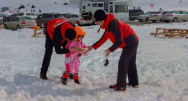 JAK şehit ve gazi çocuklarına kayak eğitimi verdi