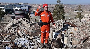 JAKEM'de deprem sonrası umut arayan patiler