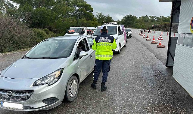 Jandarma denetimlerinde çeşitli suçlardan aranan 35 şahıs tutuklandı