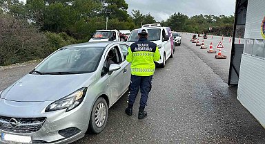 Jandarma denetimlerinde çeşitli suçlardan aranan 35 şahıs tutuklandı