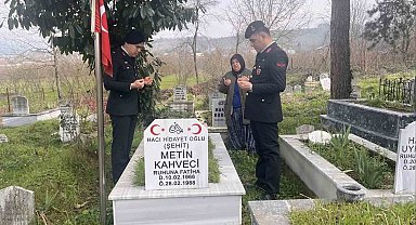 Jandarma şehit ailesini ve kabrini ziyaret etti