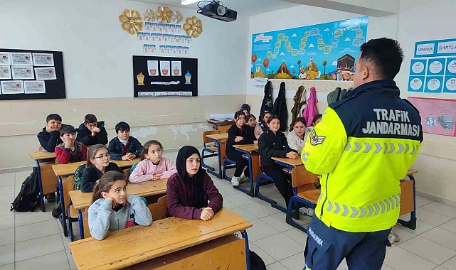 Jandarmadan öğrenci ve öğretmenlere trafik eğitimi