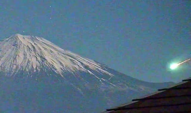 Japonya'daki Fuji Dağı semalarını aydınlatan meteor görsel şölen yaşattı