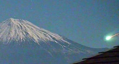 Japonya'daki Fuji Dağı semalarını aydınlatan meteor görsel şölen yaşattı