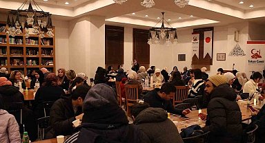 Japonya'daki Tokyo Camii'nde iftar sevinci