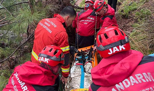 Kabak Koyu'nda kayalıklardan düşen genç kurtarıldı