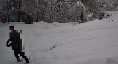 Kaçak avlanan şahıs fotokapana yakalandı