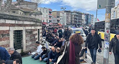 Kadıköy'de cami cemaati mağduriyeti: Namazı sokaklarda kılıyorlar