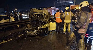 Kadıköy'de seyir halindeki otomobil yandı
