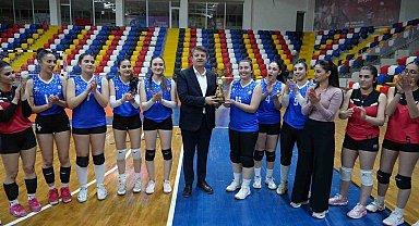 Kadın voleybol takımı namağlup şampiyon oldu