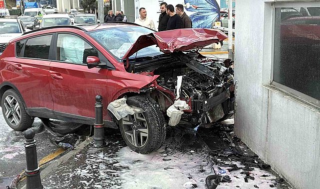 Kağıthane'de 3 aracın karıştığı zincirleme trafik kazasında 2 kişi yaralandı