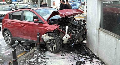 Kağıthane'de 3 aracın karıştığı zincirleme trafik kazasında 2 kişi yaralandı