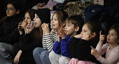 Kahkaha dolu oyun Erenler'de sahnelendi, vatandaşlardan tam not aldı